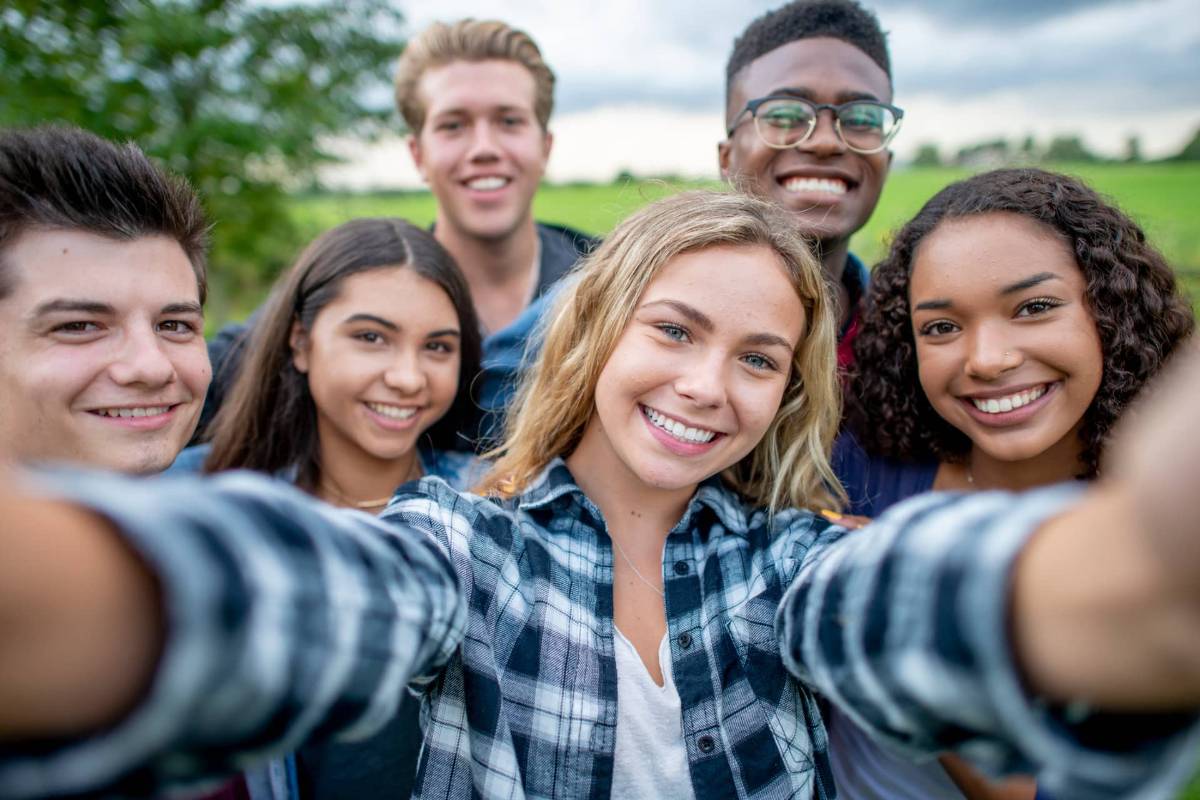 Eine Gruppe von Jugendlichen macht ein Selfie. Eine Gruppe von Jugendlichen macht ein Selfie.
