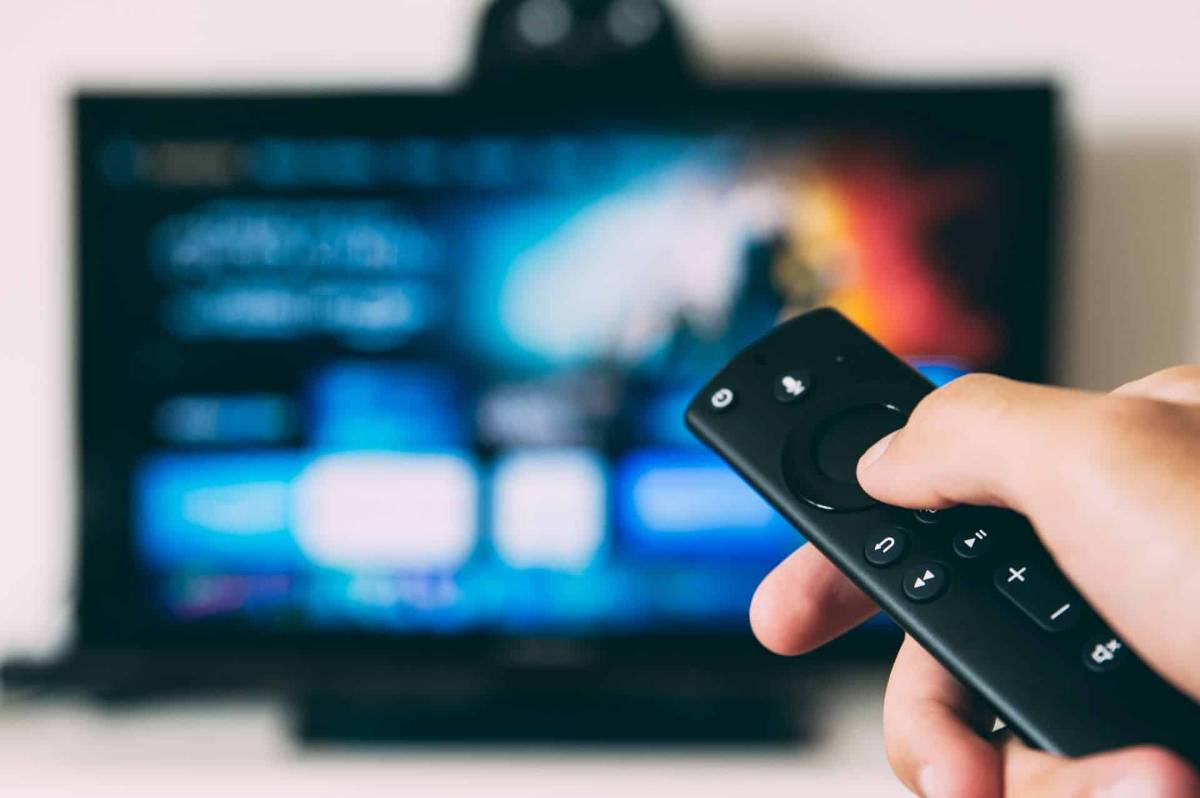 Bildschirm Fernseher und Fernbedienung