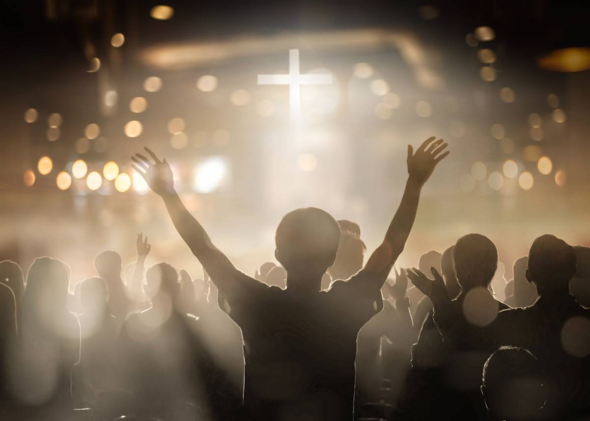 Erhobene Hände bei einem Worship Konzert