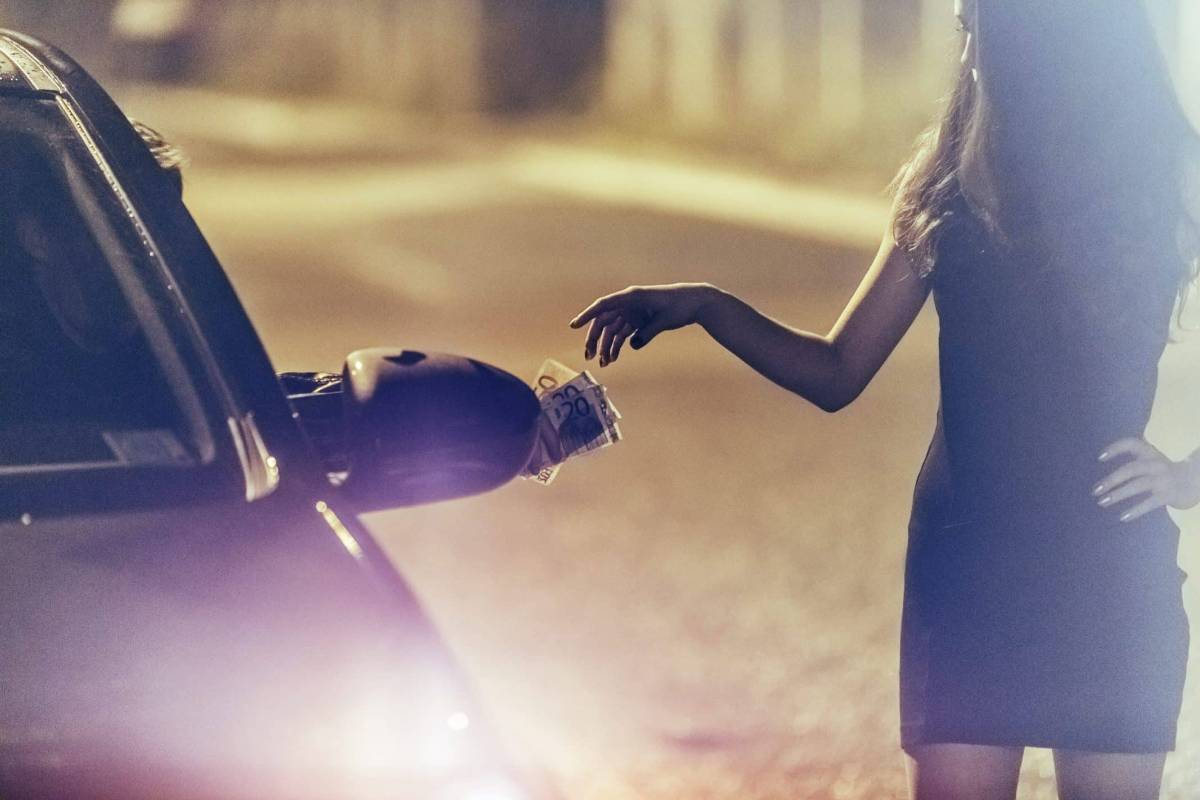 Prostituierte bekomtm Geld von Freier