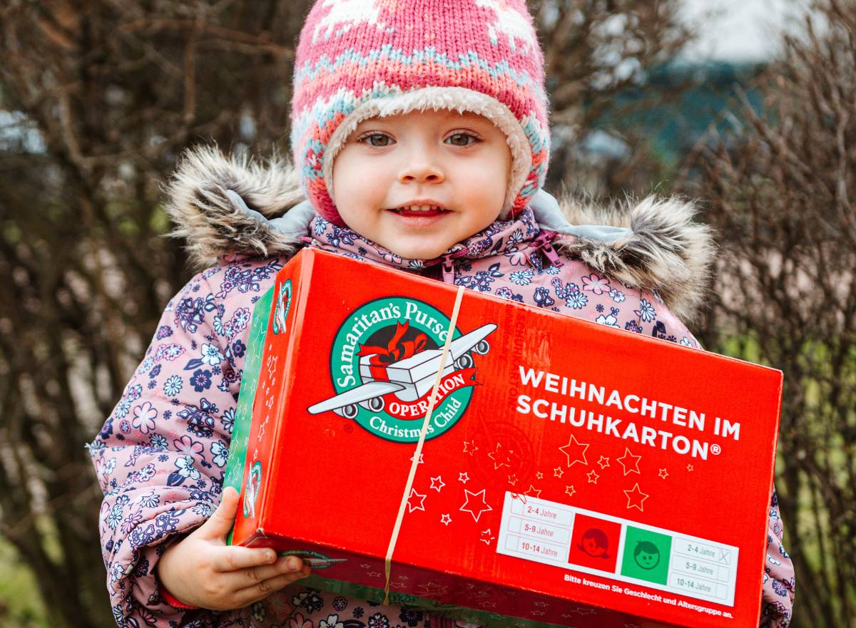 Kind in der Ukraine mit Geschenk