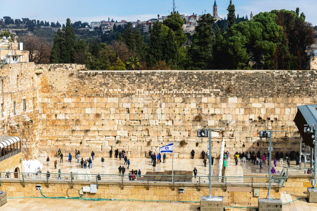 Klagemauer in Jersualem mit israelischer Flagge im Vordergrund