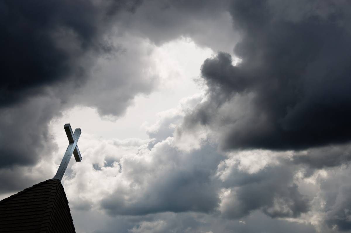 Kreuz und dunkle Wolken