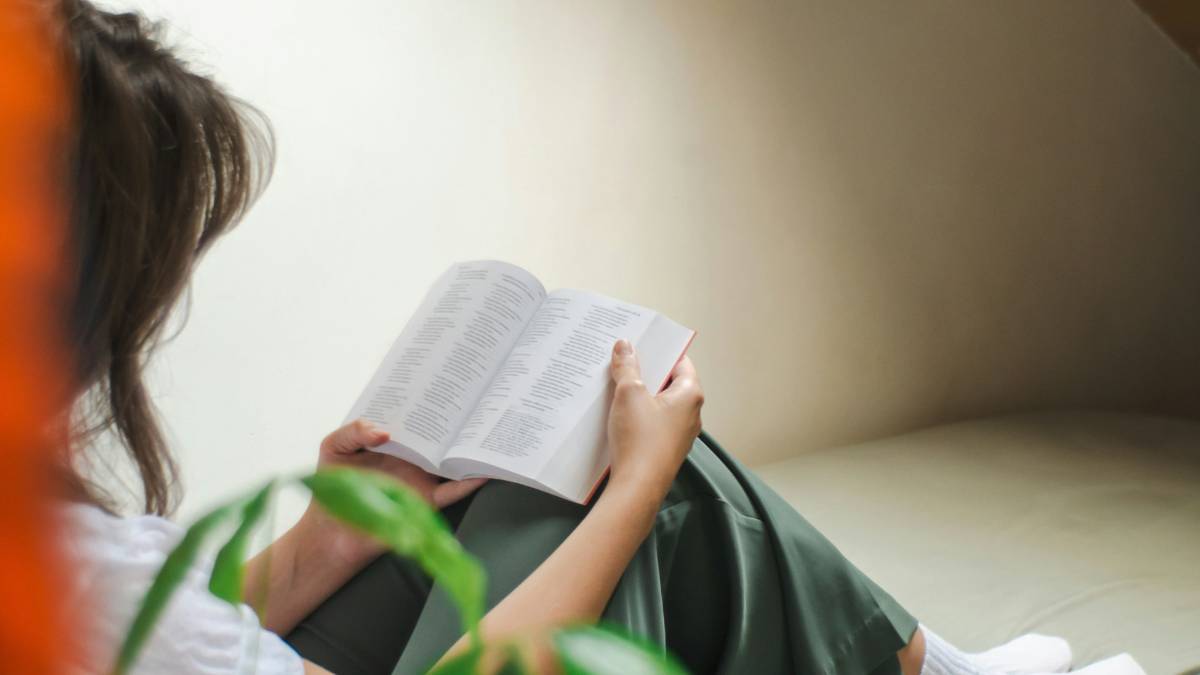 Frau liest Bibel Frau liest Bibel