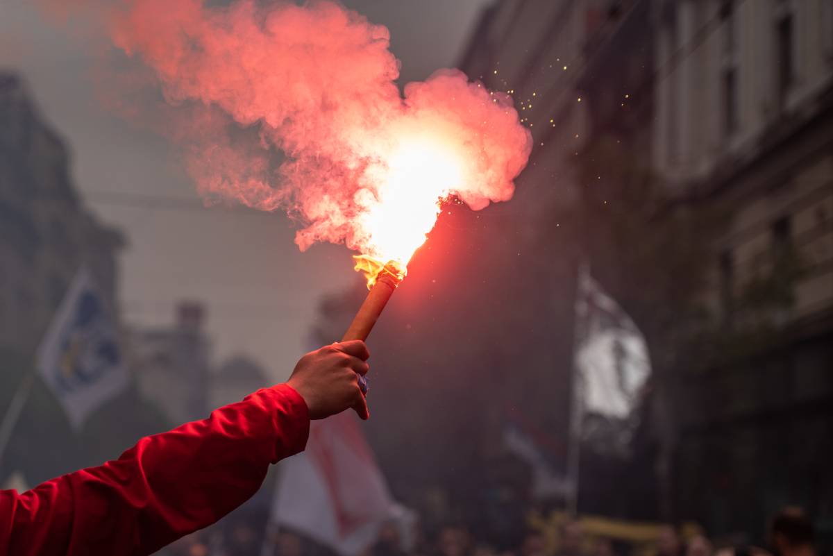 Mann hält brennende Fackel während des Protests 