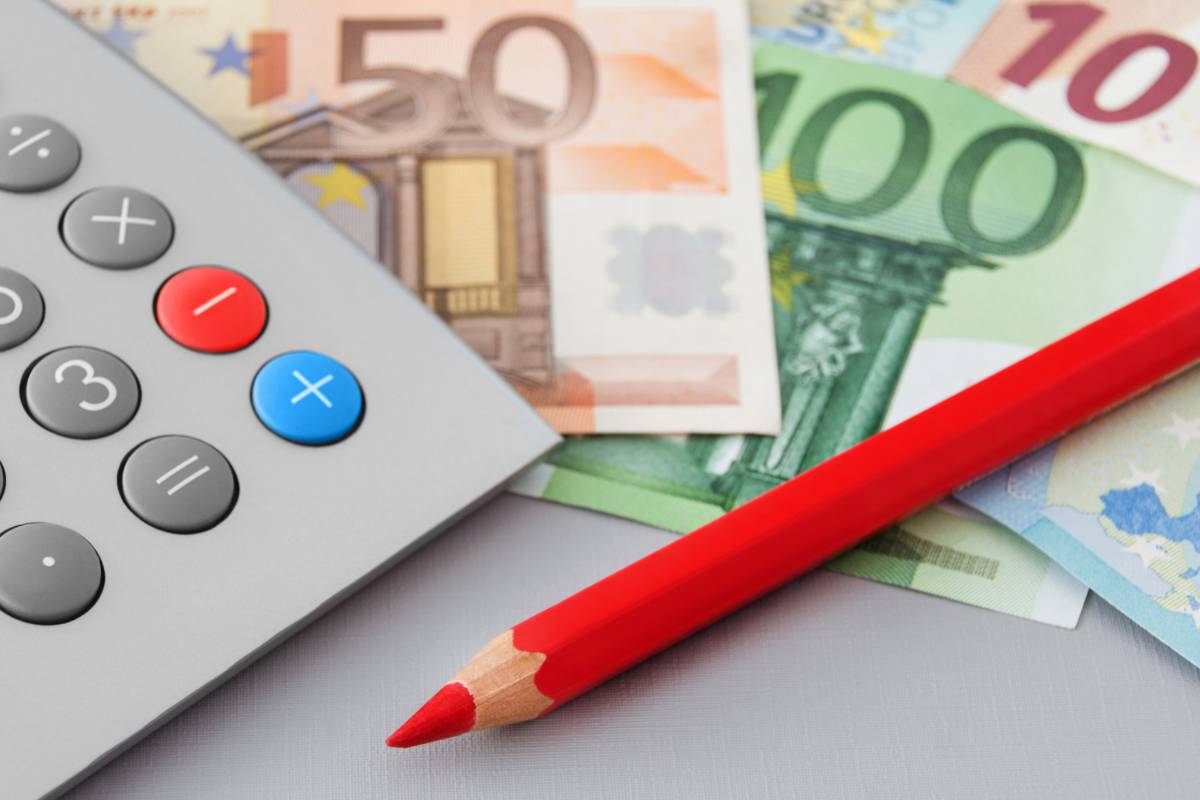 Rotstift, Euro und Taschenrechner