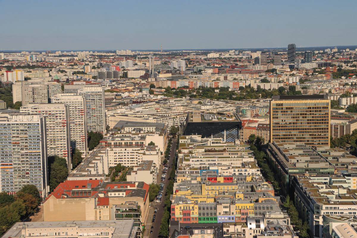 Ein Blick über Häuser in Berlin-Kreuzberg