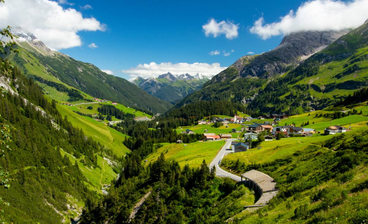 Bergdorf in Vorarlberg, Österreich