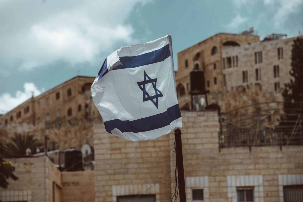 Eine Israel-Flagge weht im Wind.