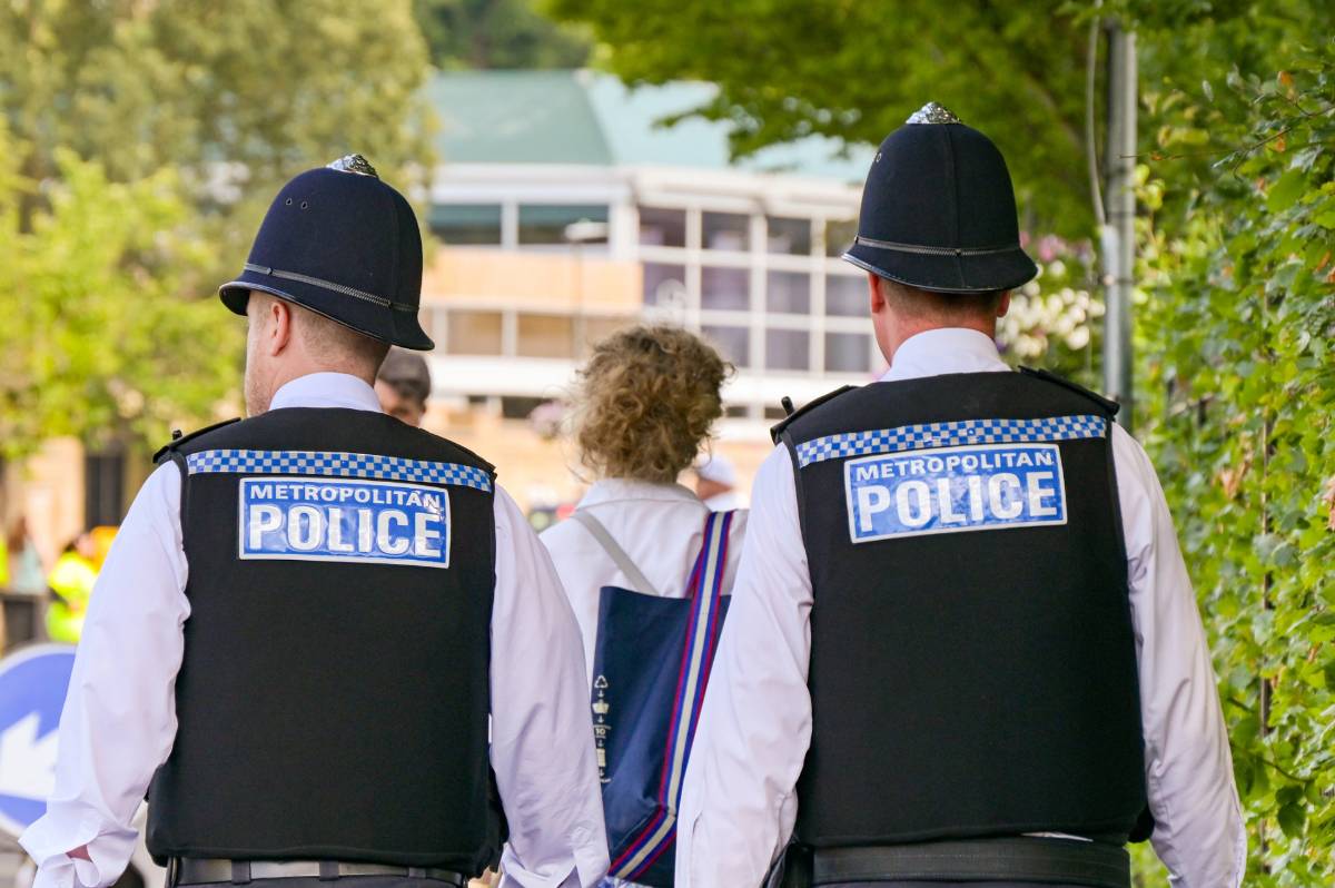 Zwei britische Polizisten auf Streife