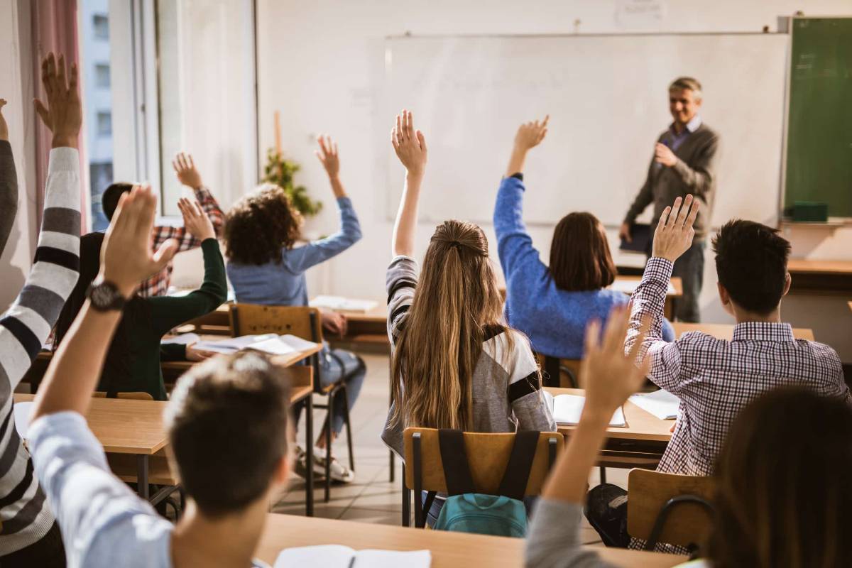 Kinder im Klassenraum während des Unterrichts
