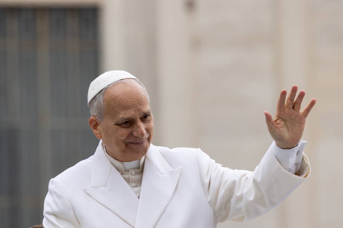 Ein Portrait des Papstes Leo XIV, wie er einer Menschenmenge zuwinkt