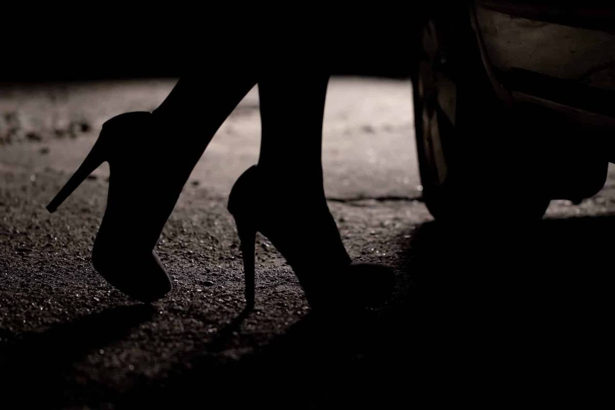 Prostituierte mit Absatzschuhen