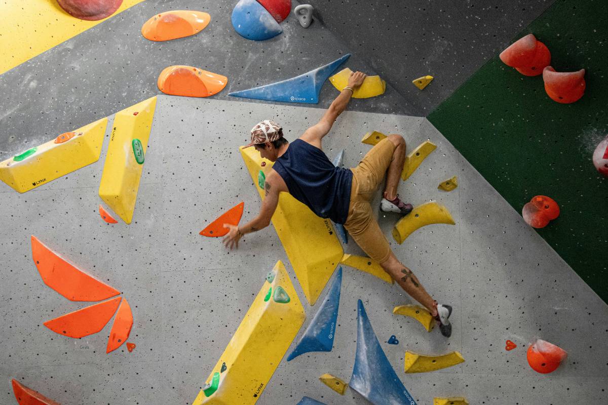 Kletterer an einer Boulderwand