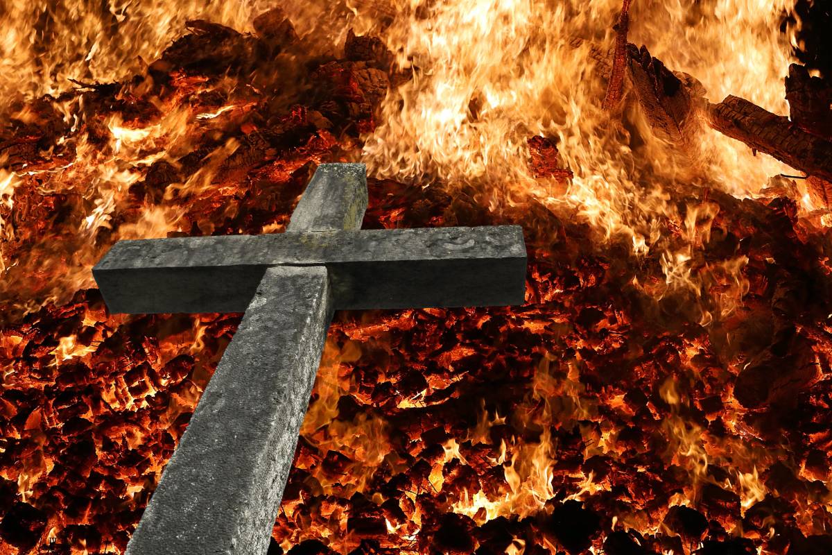 Steinkreuz im Feuer