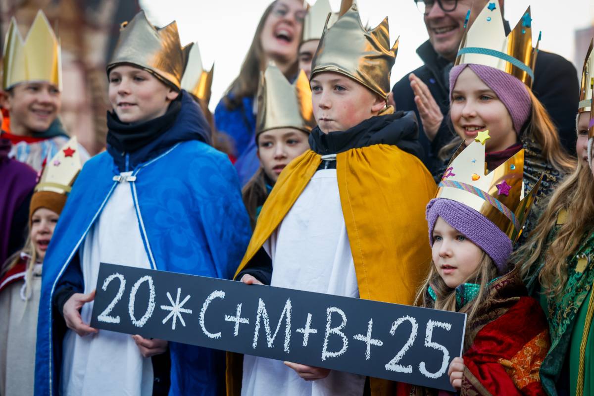 Sternsinger Kinder mit dem Sternsinger Segen