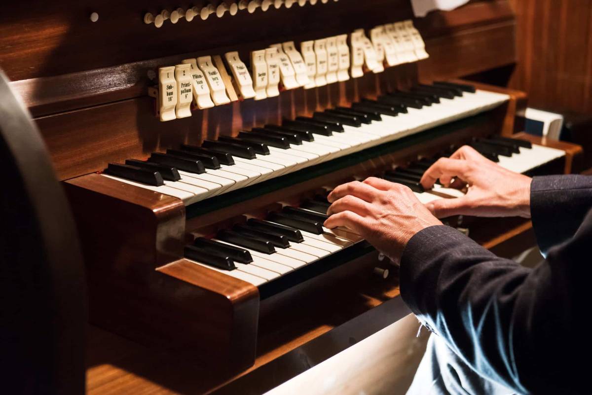 Orgelspieler spielt Orgel