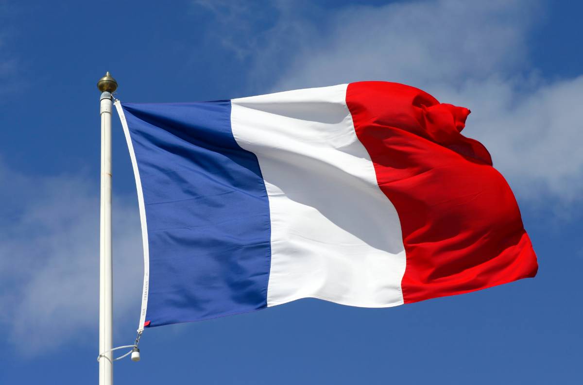 Frankreich Flagge an einem Flaggenmast und blauber Himmel