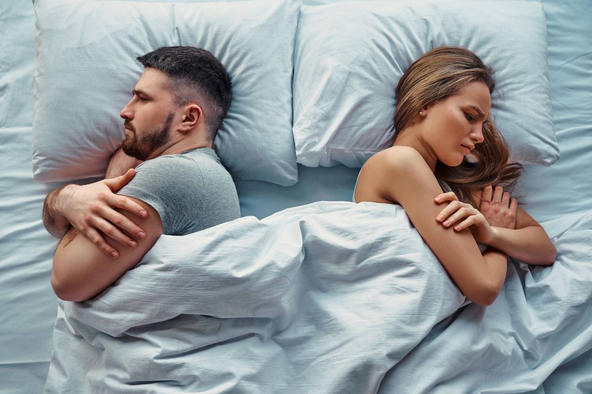 Mann und Frau im Bett