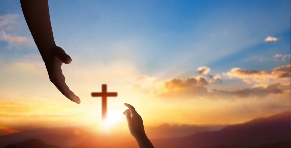 zwei Hände mit Kreuz
