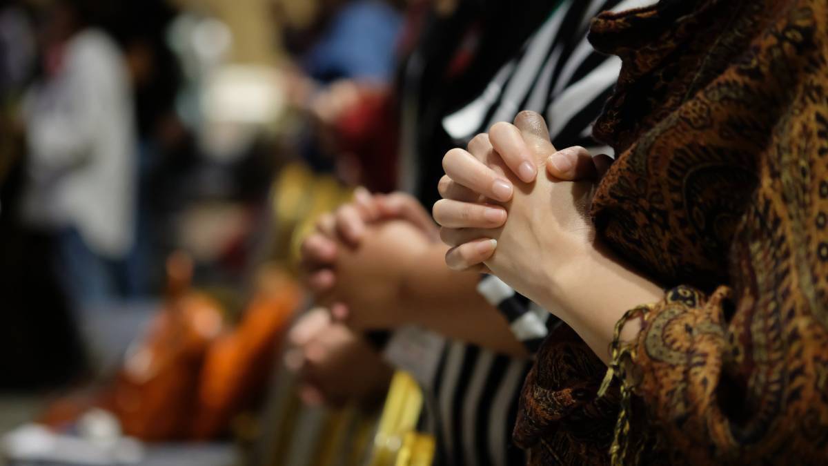 Menschen beten in einer Kirche Menschen beten in einer Kirche