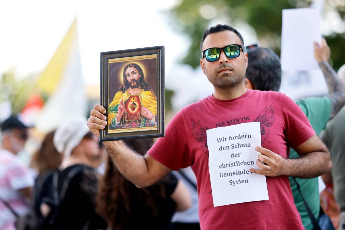 Demonstrantion in Köln für Christen in Syrien. Mann mit Jesus-Bild.