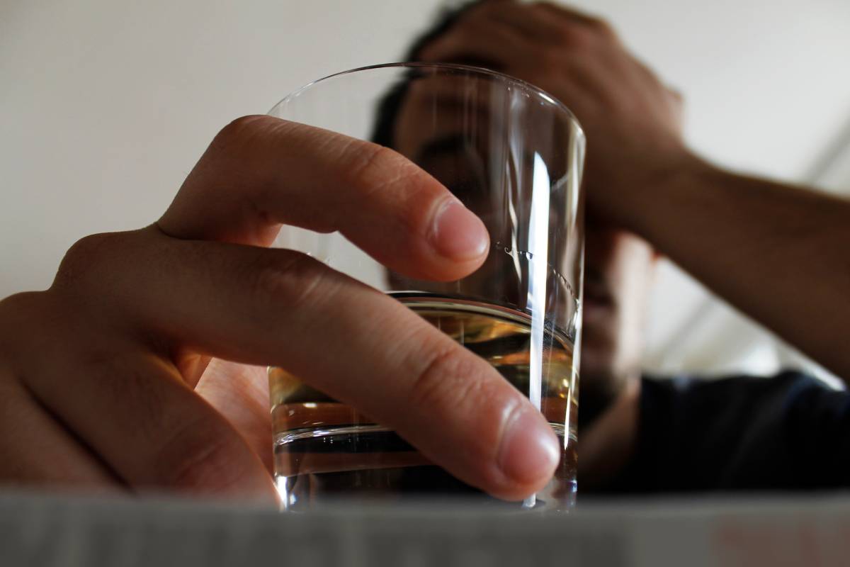Mann mit Getränk in einem Glas