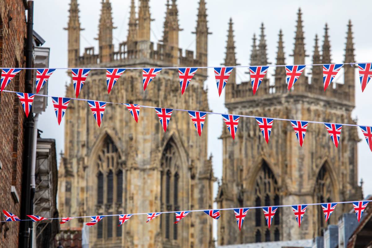 Flagge Großbritannien vor Kirche