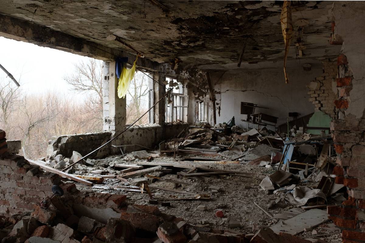 Zerstörte Schule in der Ost-Ukraine